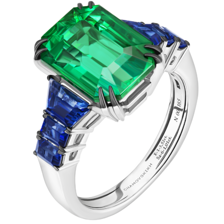 Кольцо с изумрудом и сапфирами, белое золото