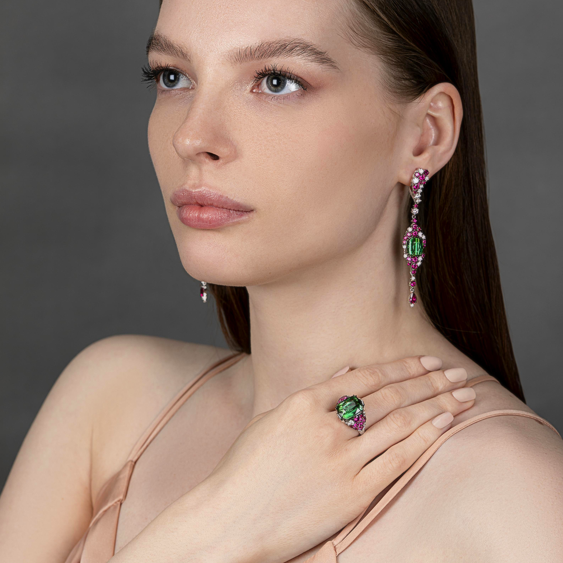 Серьги с верделитами, бриллиантами и рубинами, белое золото