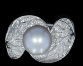 Кольцо с жемчугом и бриллиантами, белое золото
