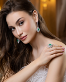 Серьги с изумрудами и бриллиантами, белое золото