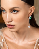 Серьги с изумрудами, бриллиантами и жемчугом, белое золото