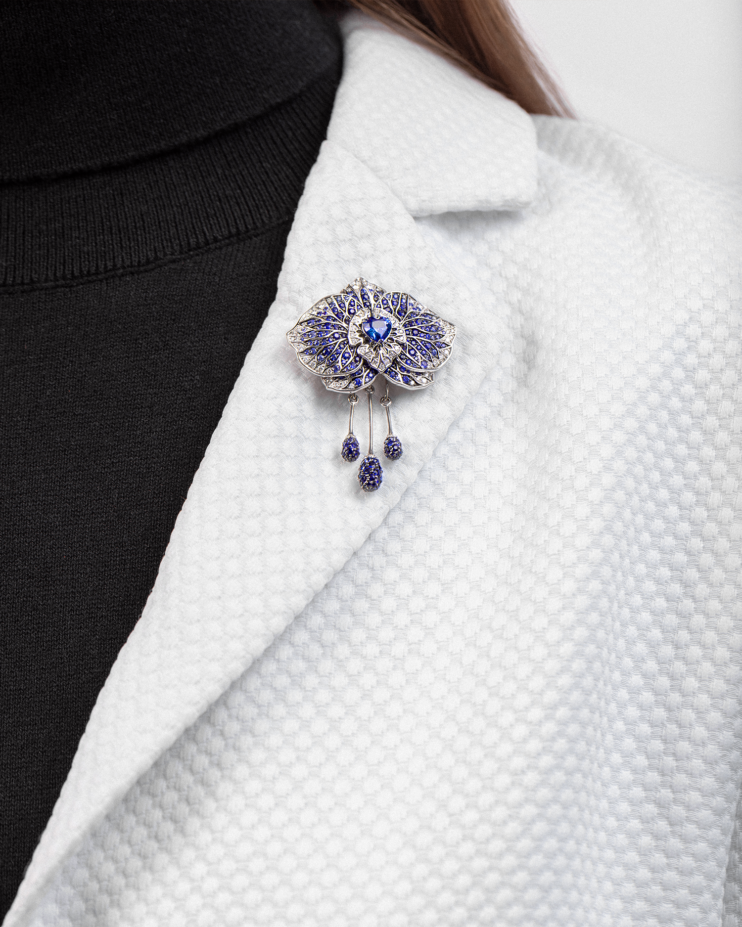 Брошь с сапфирами и бриллиантами, белое золото