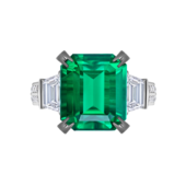 Кольцо с изумрудом и бриллиантами, белое золото