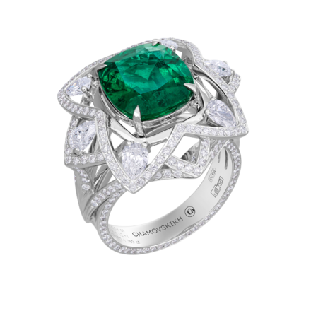 Кольцо с изумрудом и бриллиантами, белое золото