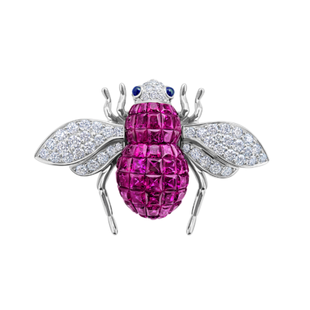 Брошь с рубинами, сапфирами и бриллиантами, белое золото