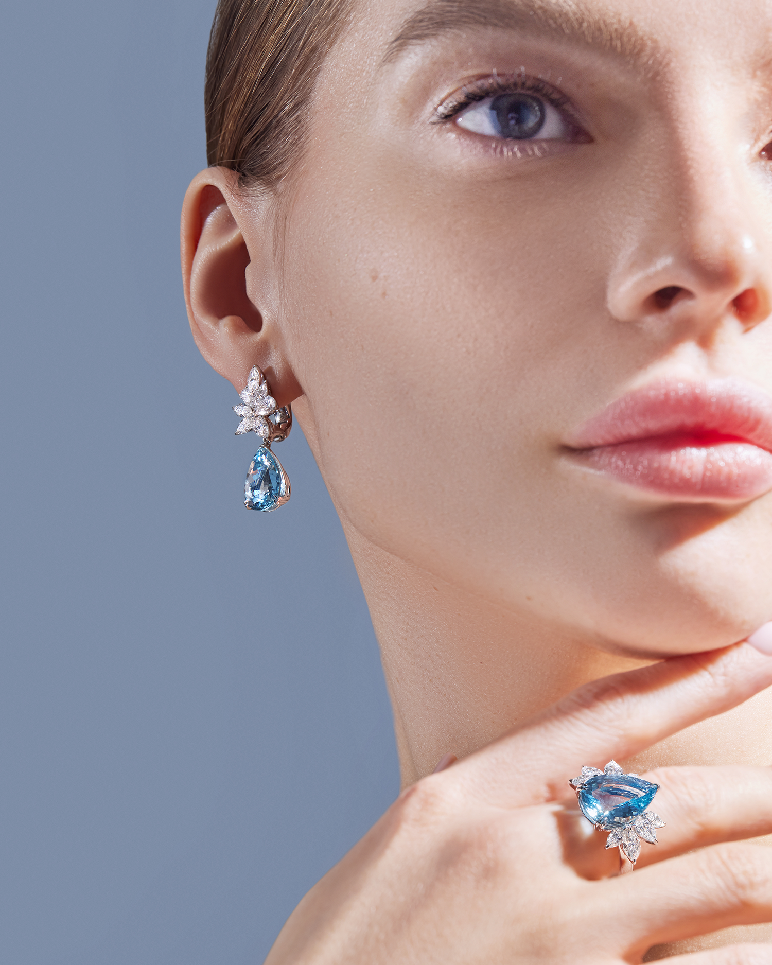 Серьги с аквамаринами и бриллиантами, белое золото