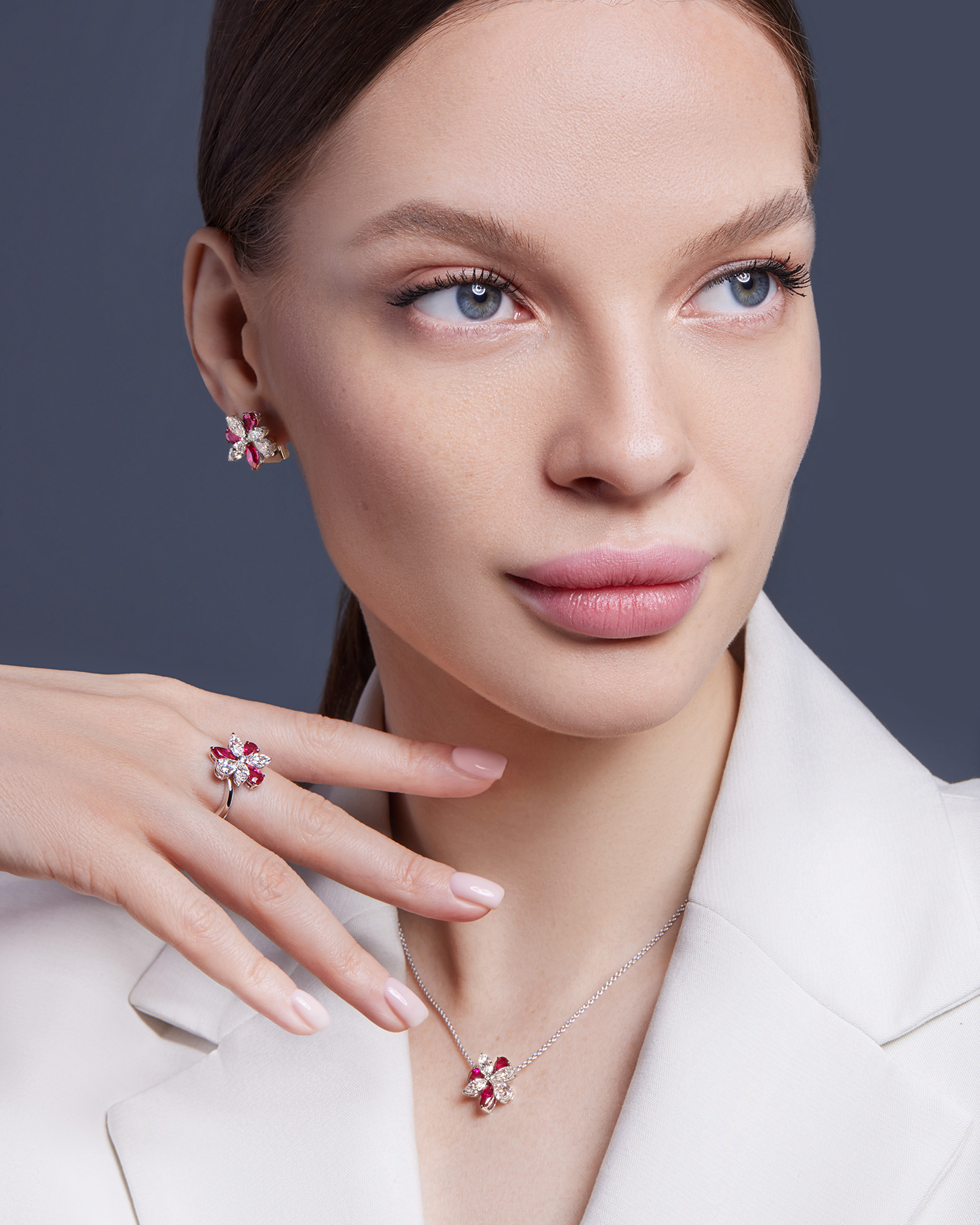 Серьги с рубинами и бриллиантами, белое золото