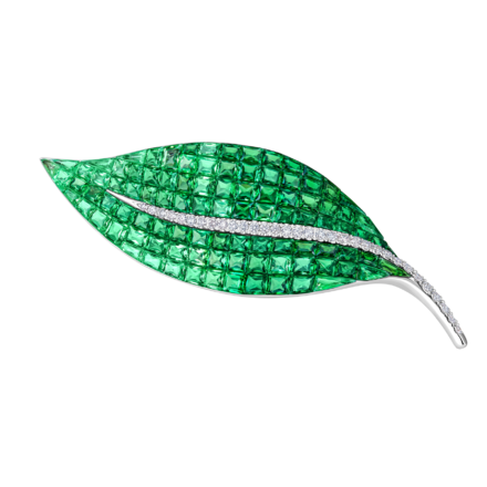 Брошь с тсаворитами и бриллиантами, белое золото