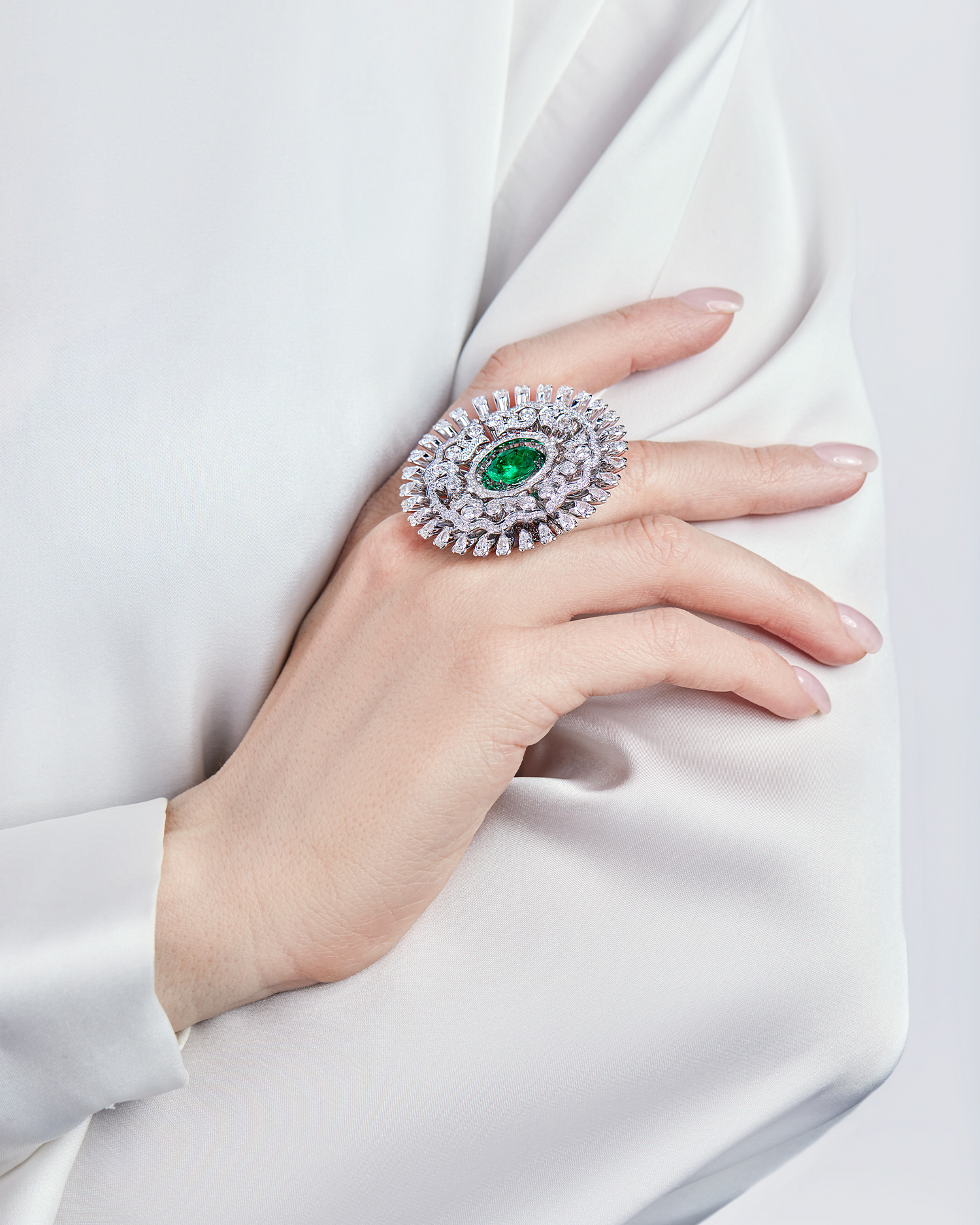 Кольцо с изумрудом, турмалином параиба, турмалином рубеллитом и бриллиантами, белое золото