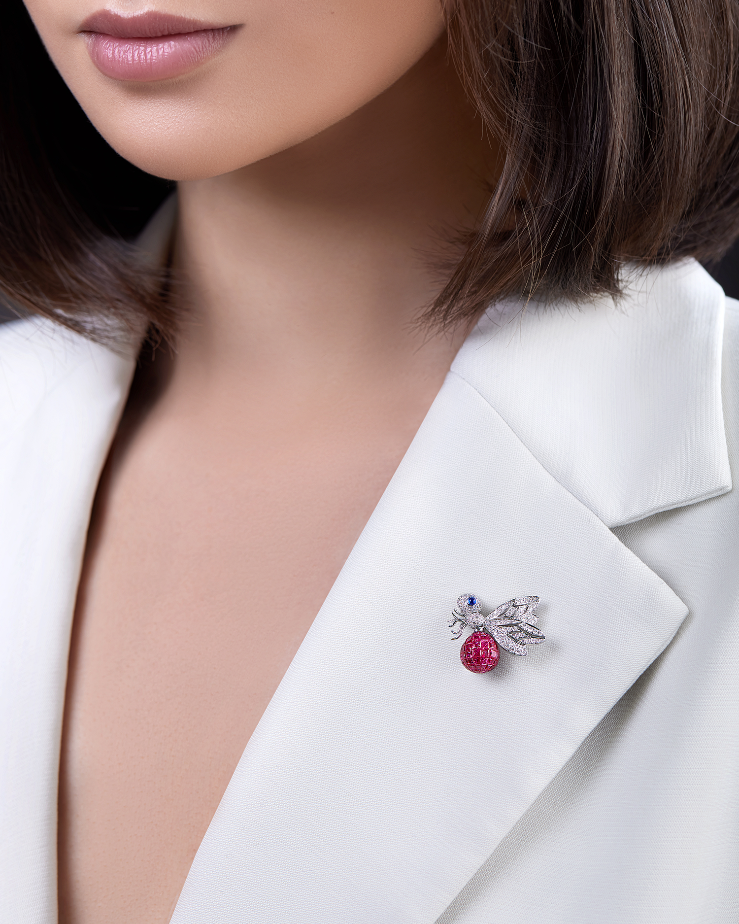 Брошь с рубинами, сапфирами и бриллиантами, белое золото