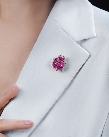 Брошь с рубинами, сапфирами и бриллиантами, белое золото 2